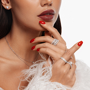 Кольцо из белого золота с алмазами ограненными синтетическими